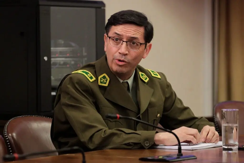 Reportaje acusa a general de Carabineros de socavar al gobierno