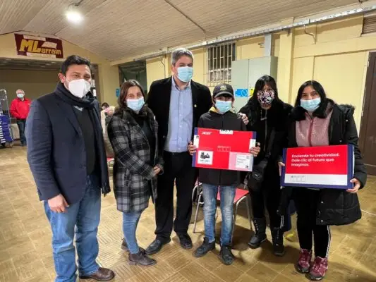 Estudiantes de Hualañé recibieron notebooks gracias a programa de gobierno "Becas TIC"
