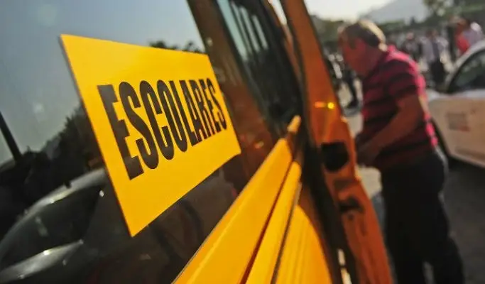 Denuncian a chofer de furgón escolar de Curicó que enviaba fotografías a menor de edad