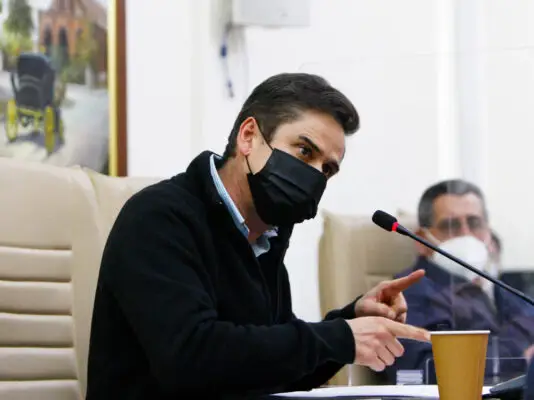 Quieren evitar errores en contratación de empresas tras abandono de obras en baños públicos de Curicó