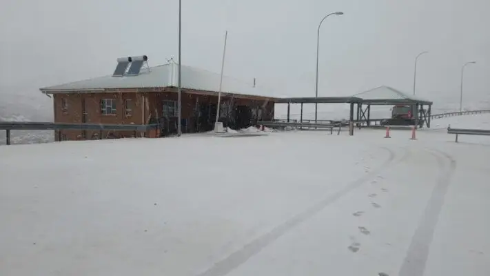 Rescatan a familia que quedó atrapada en medio de nevazones en Paso Vergara