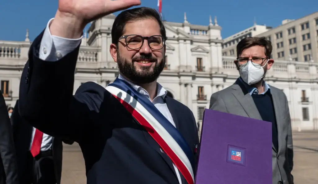 Denuncian a Presidente Boric ante Contraloria por faltar a la "prescindencia"