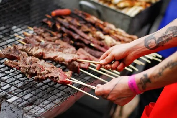 Anticuchos desde $8 mil y empanadas a $5 mil: Fonderos proyectan alza de precios en Fiestas Patrias