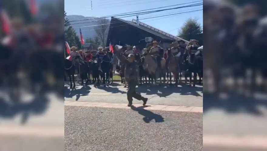 Captan a carabinero bailando cueca en actividad del Rechazo