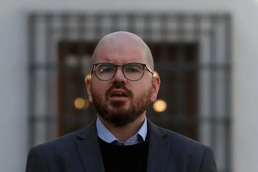 Oficialismo acusa a Controlaría de estar cerca de "traspasar la línea de la arbitrariedad"