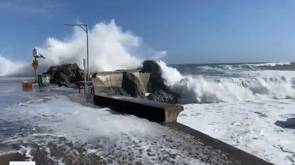 Anticipan marejadas y fuerte viento en la costa de la zona central de Chile
