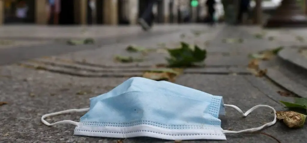 Aprueban ley que castiga a quienes boten mascarillas en la calle