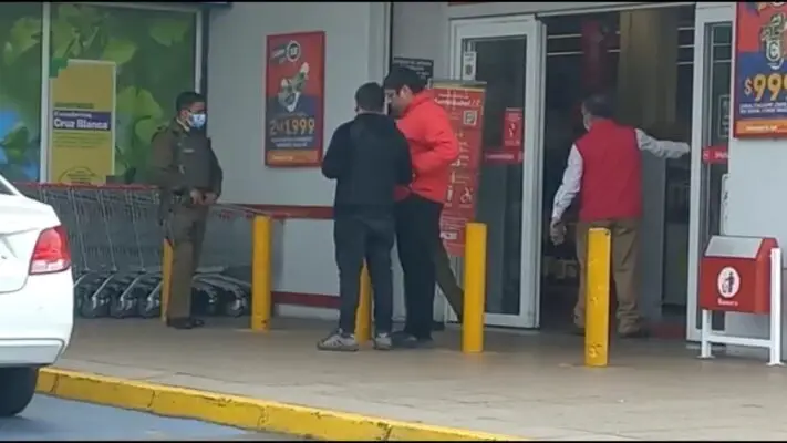Agreden a guardia de seguridad con un bate en supermercado curicano