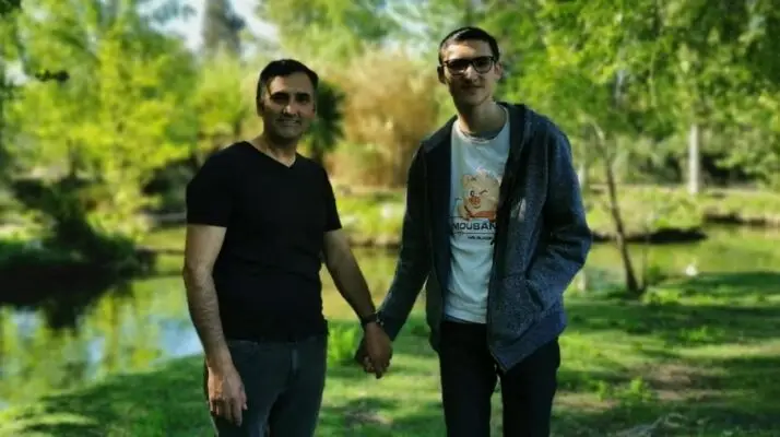 "Jamás soltaré tu mano": Padre denuncia que recibe insultos homofóbicos cuando camina con su hijo con autismo