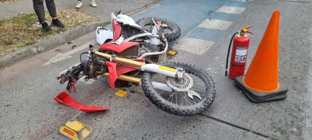 Motorista resulta con lesión grave tras colisión en Avenida Rauquén de Curicó