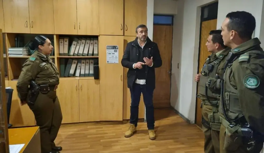 Diputado Francisco Pulgar recorre unidades policiales durante el fin de semana largo