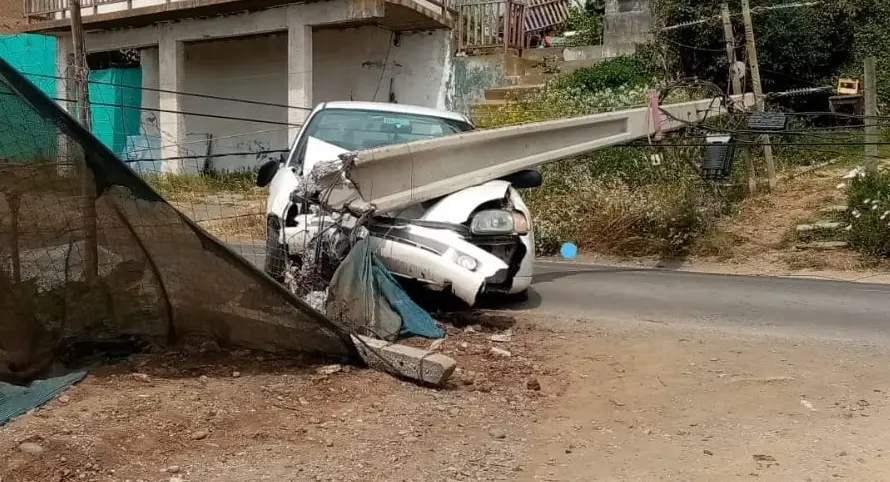 Choque de vehículo con poste de alumbrado público provocó caos vial en Duao