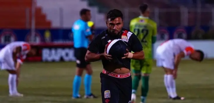 Mario Sandoval renovó por un año con Curicó Unido