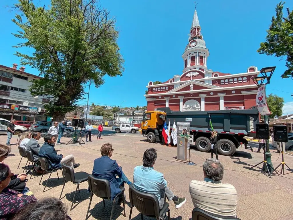 Gobierno Regional entregó camión tolva a municipio de Constitución