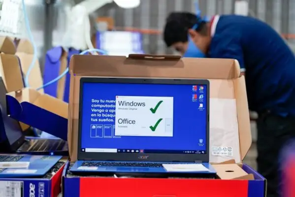 Junaeb da de baja 3 mil computadores que no se entregaron a estudiantes