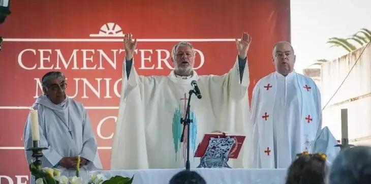 Alrededor de 400 curicanos participaron en misa del Día de Todos los Santos
