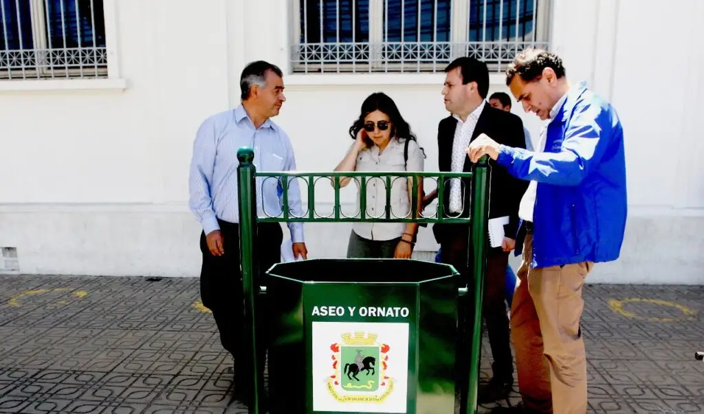 Instalan 15 nuevos basureros en puntos estratégicos del centro de Curicó