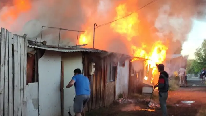 Incendio consume 50 viviendas en campamento de La Florida: Experto analiza el riesgo en el Maule