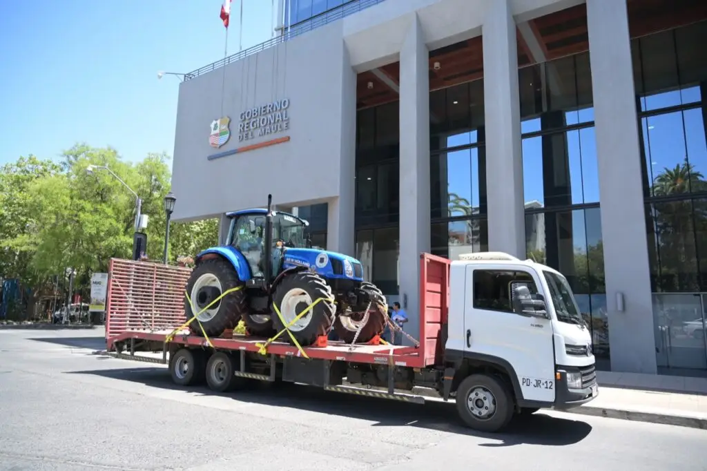 Pelluhue cuenta con un nuevo tractor financiado por el gobierno regional