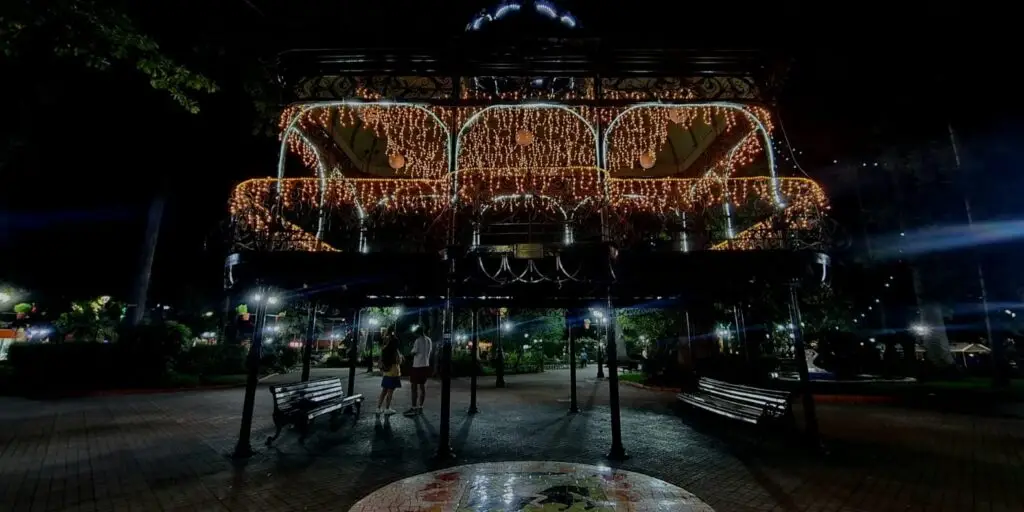 Curicó ilumina su plaza de armas para recibir las fiestas de fin de año