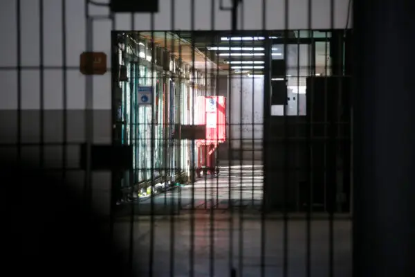 Interna dio a luz en pasillo de una cárcel en Navidad: anuncian sumario en Gendarmería