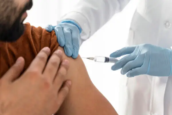 La vacunación de Covid-19 con dosis bivalente estará presente en todos los Cesfam de Curicó