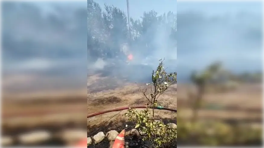 Incendio destruye dos bodegas en Avenida Bellavista de Teno
