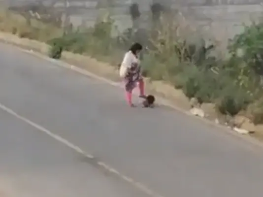 Madre fue grabada pateando en el suelo a su pequeño hijo