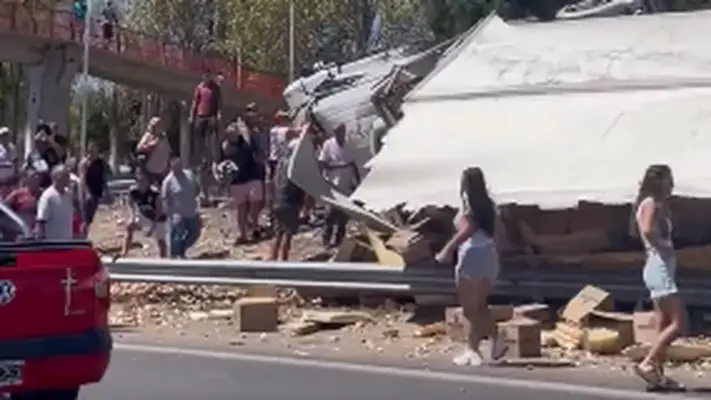 Camión volcó y saquearon carga de papas fritas mientras el conductor seguía atrapado
