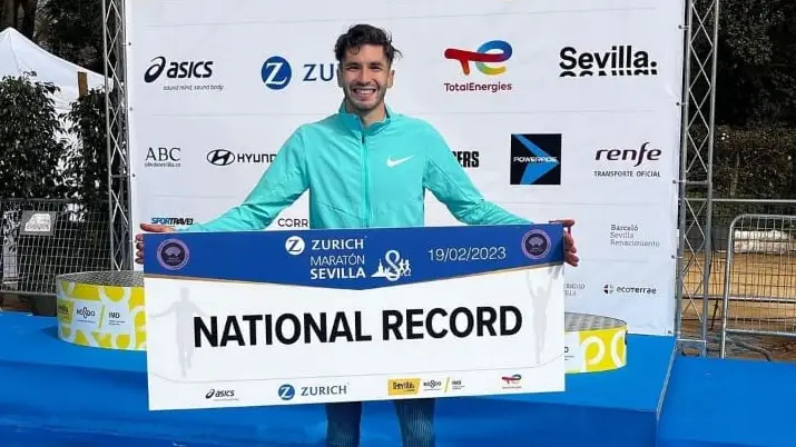 Carlos Díaz hace historia y bate récord chileno de 35 años en el Maratón de Sevilla