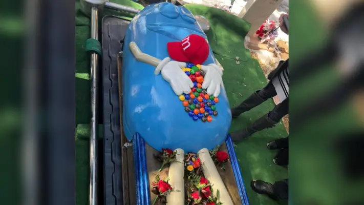 Abuelita pidió que su ataúd tuviera forma de M&M y su familia lo hizo realidad