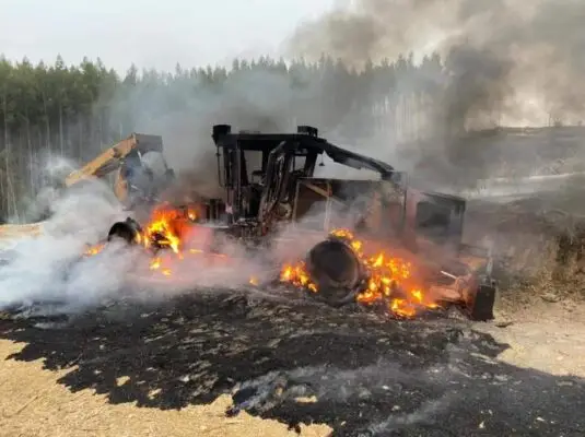Ataque incendiario en La Araucanía: lienzo de organización mapuche es encontrado en el lugar