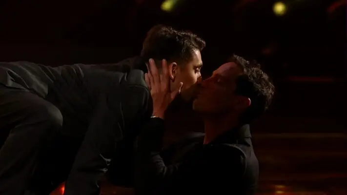 Gonzalo Valenzuela y Fabrizio Copano se dan un beso en pleno show de Viña 2023