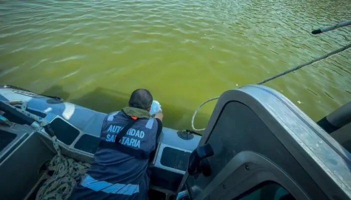 Lago Vichuquén: Toma de muestras busca establecer si contaminación es perjudicial para la salud de las personas