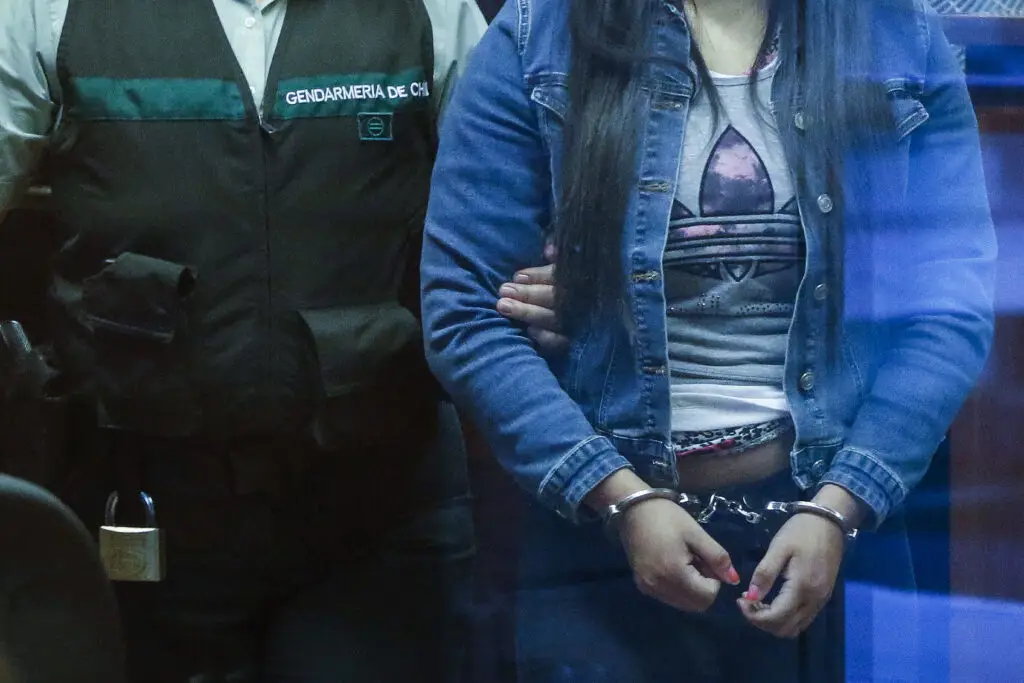 Prisión preventiva para mujer que hurtó tarjetas a adulta mayor y gastó más de $8 millones en Talca