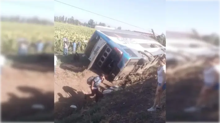 Grave volcamiento de bus en cercanías del sector Peor es Nada