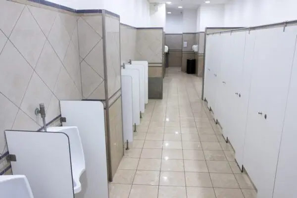 Hombre es detenido por presuntos abusos en baños de centro comercial curicano