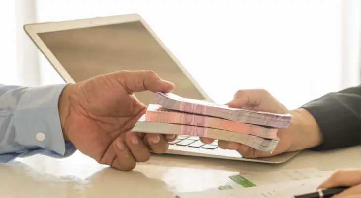 Firmó un préstamo con tinta invisible y 5 años después lo obligan a pagarlo