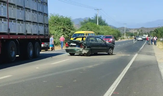 Colisión frontal involucra a tres vehículos en Los Niches