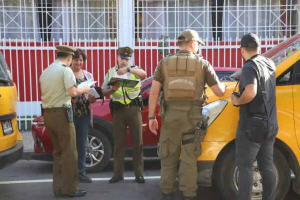 Carabineros e inspectores municipales fiscalizan a furgones escolares de Molina