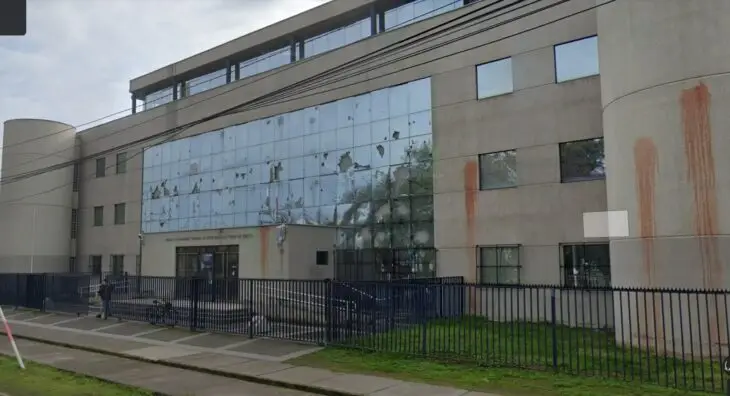 En los próximos días comenzará la reposición de cristales en el edificio de los tribunales penales de Curicó
