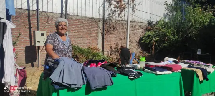 Organización Elena Caffarena vende ropa todos los viernes con el fin de ayudar a las mujeres