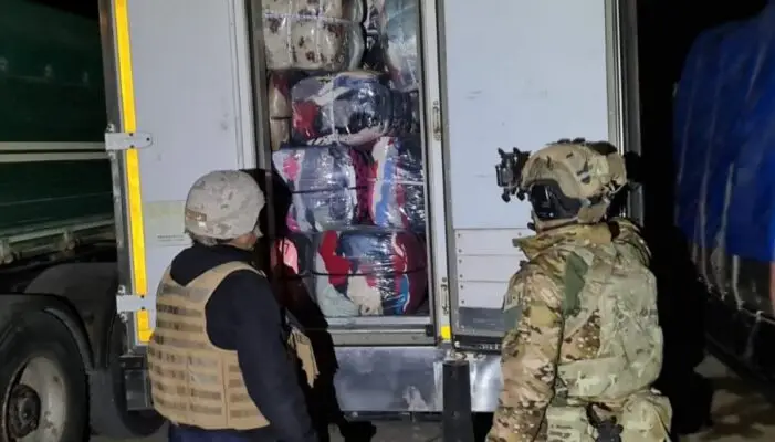Ejército de Chile decomisa camiones bolivianos cargados con 136 rifles ocultos en fardos de ropa