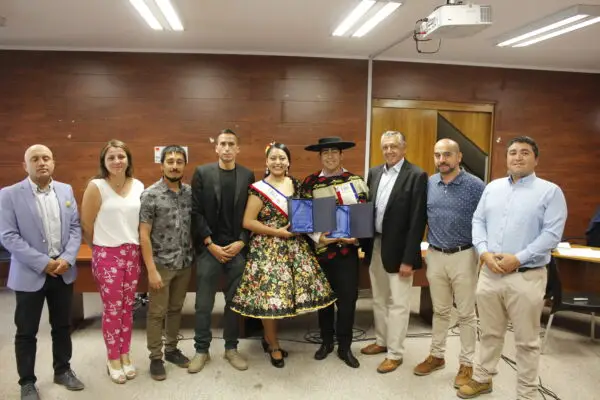 Rauco de rinde homenaje a pareja vicecampeona nacional de cueca