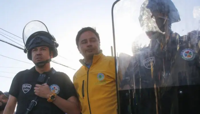 Con piedras y tomates: Vecinos atacaron a Carabineros durante demolición de "narco-casa"