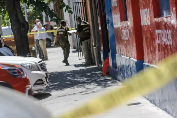 Trío delictual asaltó local comercial en el centro de Curicó