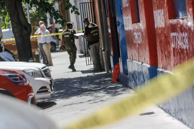 Trío delictual asaltó local comercial en el centro de Curicó