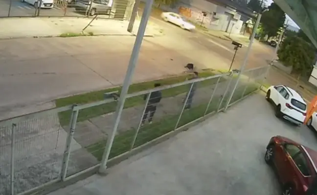 Video muestra a carabinero luchar contra delincuentes que lo asaltaban: hirió uno a bala
