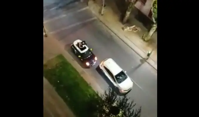 Mujer subió al techo de su auto para intentar evitar encerrona: video captó su desesperación