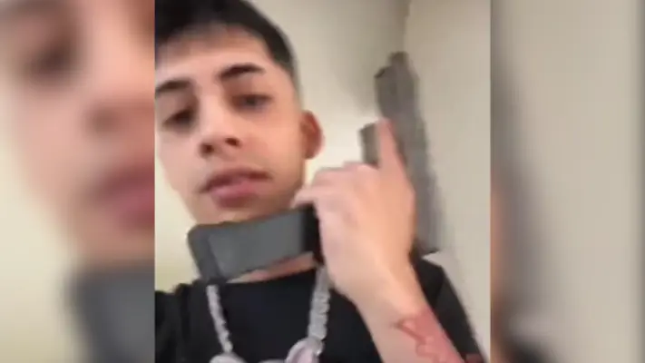 Cris MJ mostró una pistola en transmisión de Instagram mientras respondía a funa en su contra